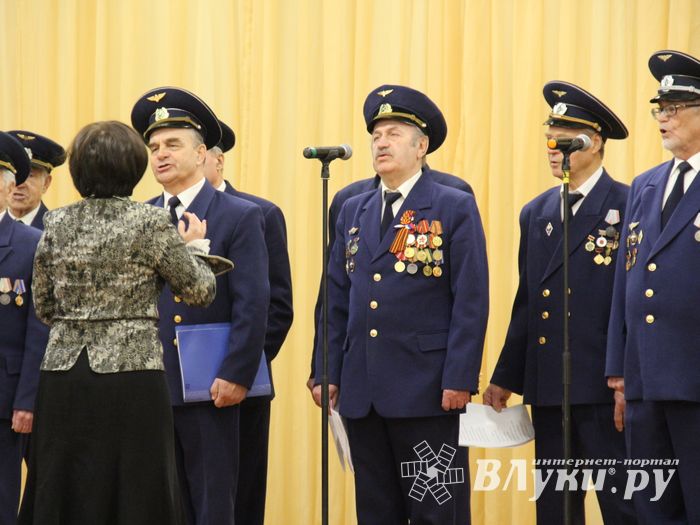 Слабовидящих великолучан поздравили с Международным днём инвалидов (ФОТО)