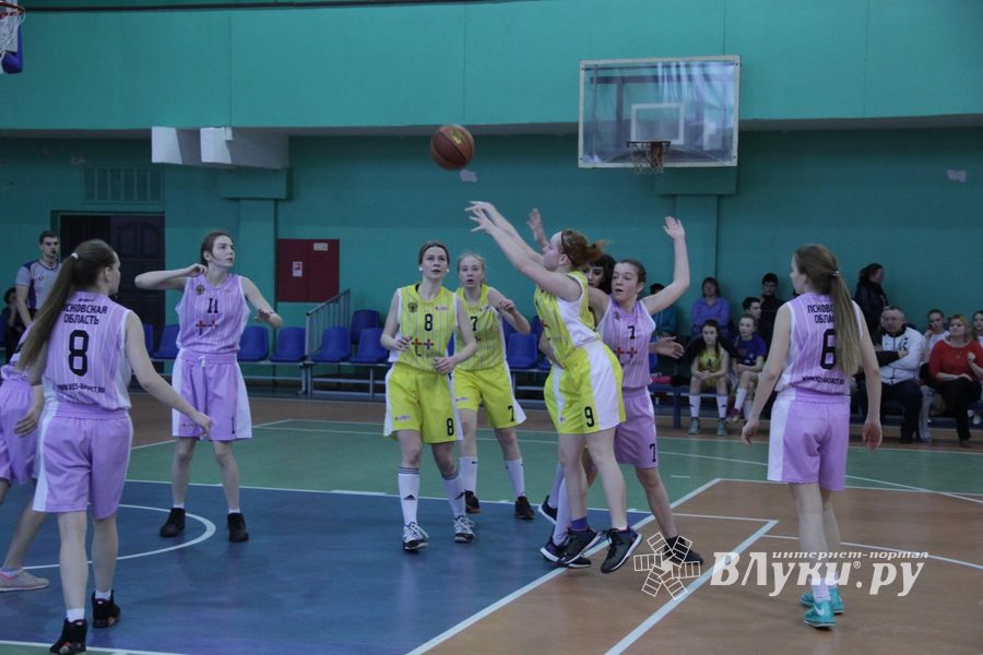 В Великих Луках состоялся финал «Кэс-Баскет»