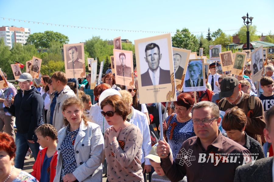 По центральному проспекту Великих Лук прошёл  «Бессмертный полк» (0+) (ФОТО)
