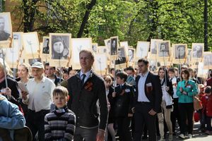 9 мая в Великих Луках. Шествие и салют