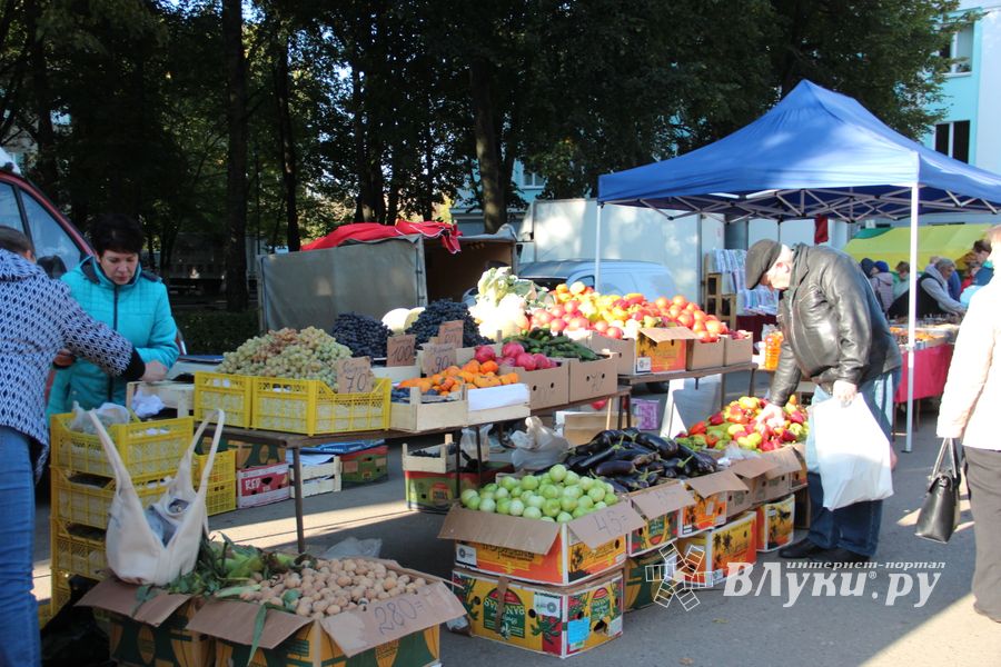В Великих Луках прошла универсальная осенняя ярмарка (ФОТО)