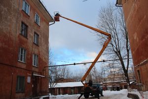 В Великих Луках чистят снег с крыш (ФОТО)