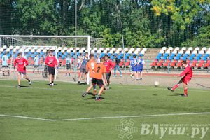 В Великих Луках стартовал открытый турнир по футболу