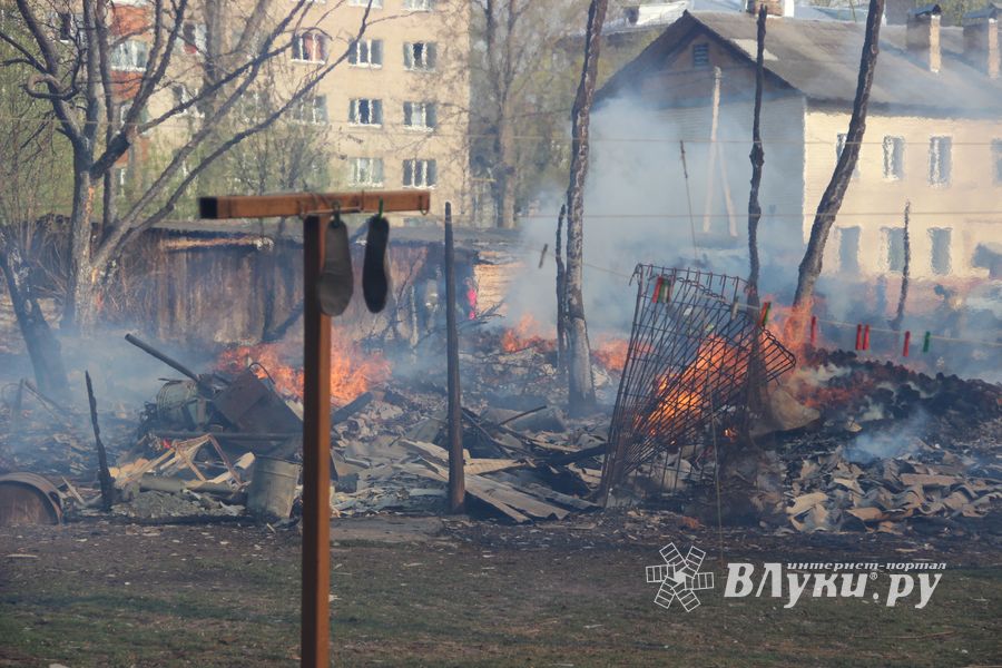 На пожаре в пр. Нелидовском ликвидировали открытое горение (ФОТО)