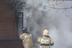 В Великих Луках на проспекте Гагарина горел барак (ФОТО)