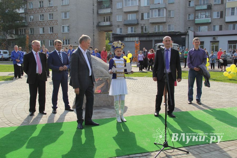 В Великих Луких благоустроили сквер на ул. Жукова (фото)