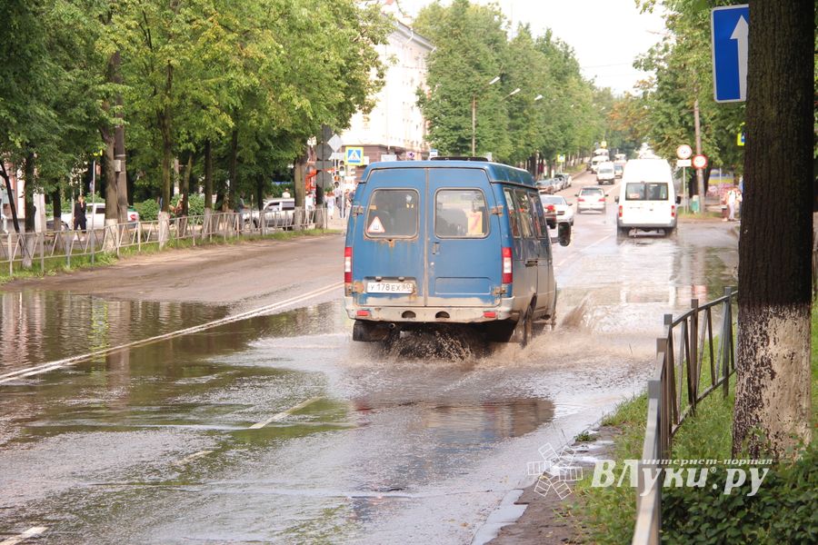 И плывем, и плаваем – Великие Луки после ливня (ФОТО)