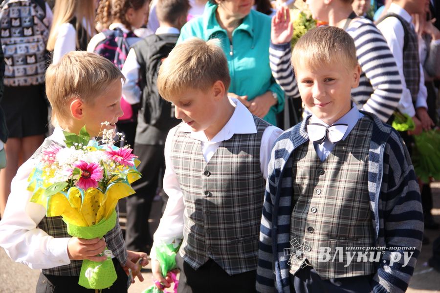 Самую многочисленную школу Великих Лук пополнили 116 первоклассников (ФОТО)