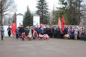Родственники погибших солдат приняли участие в возложении цветов в Великих Луках