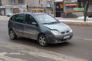 Два Renault столкнулись в Великих Луках (ФОТО)
