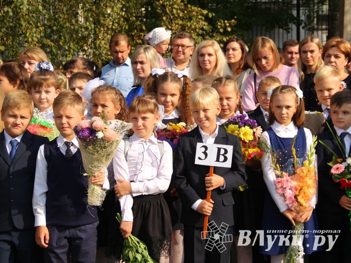 1 сентября в школах Великих Лук прошли Торжественные линейки (ФОТО)
