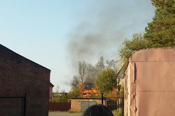 Фотофакт: в Великих Луках горит заброшенное здание