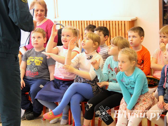 Воспитанники детского сада «Берёзка» встретились с сотрудником МЧС (ФОТО)