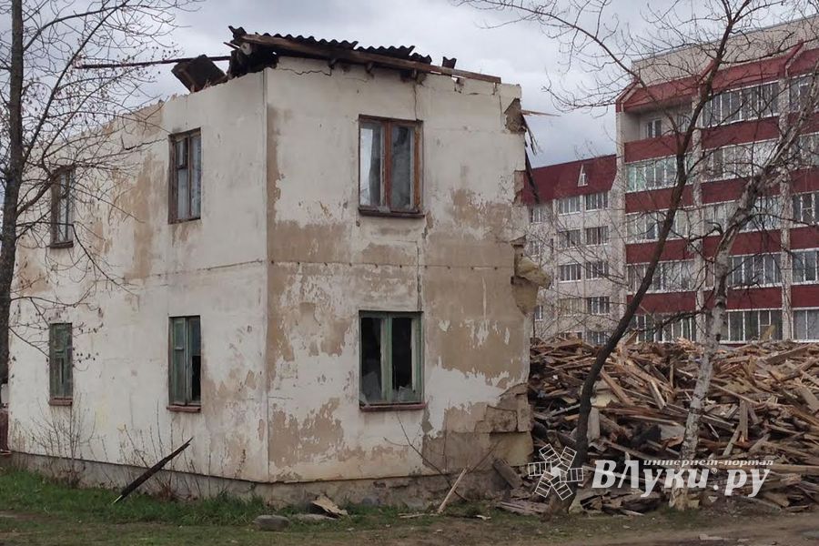 Фотофакт: в Великих Лук сносят дом 