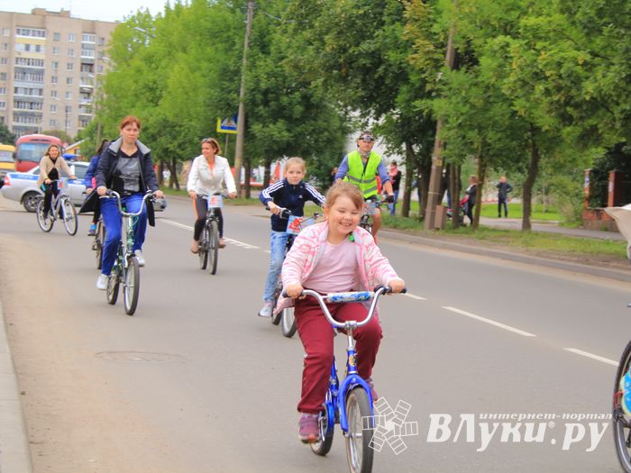 В Великих Луках прошёл Велопарад (ФОТО)
