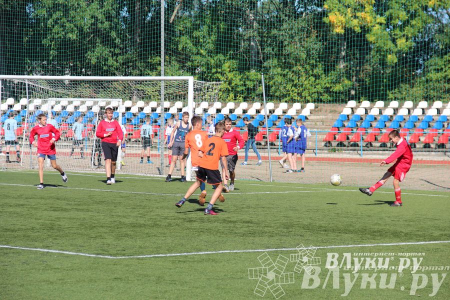 В Великих Луках стартовал открытый турнир по футболу