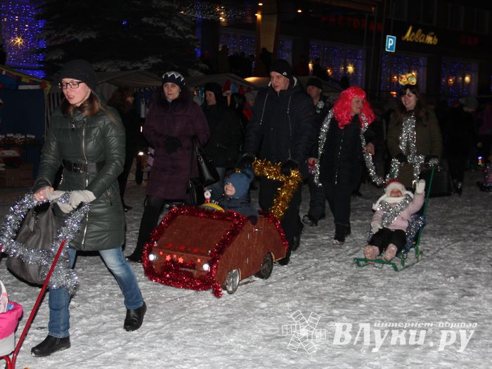 В Великих Луках зажглась новогодная ёлка (ФОТО)