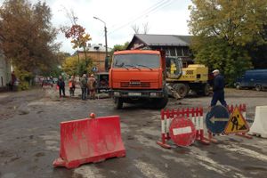 На ул. Вокзальная прорвало водопровод — дорога перекрыта (ФОТО)