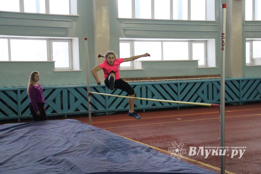В Великих Луках выявляют лучших легкоатлетов (ФОТО)