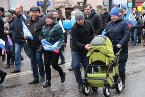В Великих Луках прошло праздничное шествие (ФОТО)