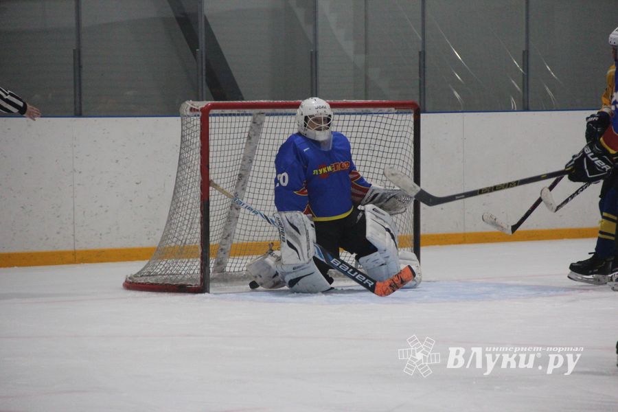 Два зоккейных матча прошли в Великих Луках в рамках Чемпионата города (ФОТО)