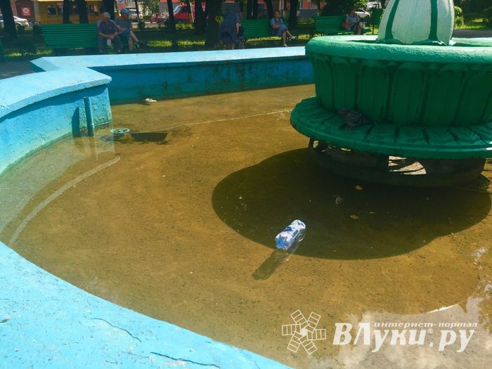 ФОТОФАКТ: Фонтан на площади Рокоссовского. Чей туфля?