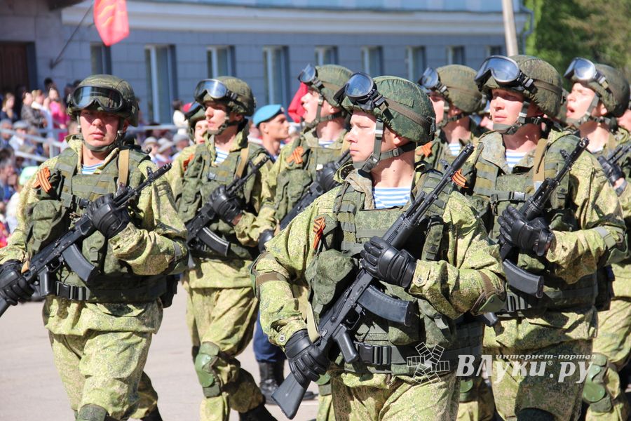 В Великих Луках прошел Парад Победы (ФОТО)
