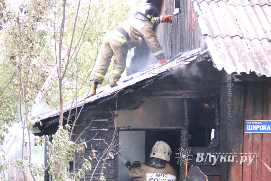 В Великих Луках пожарные тушат барак (ФОТО)