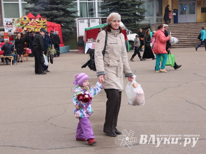 В Великих Луках проходит Весенняя ярмарка