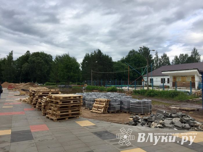 В Великих Луках убрали старое колесо обозрения (ФОТО)