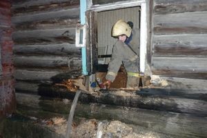 На улице Дальней в Великих Луках горел дом (ФОТО)