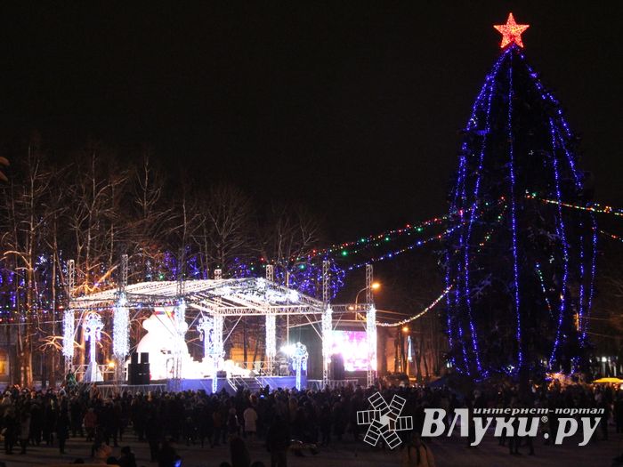 В Великих Луках зажгли Ёлку (ФОТО)