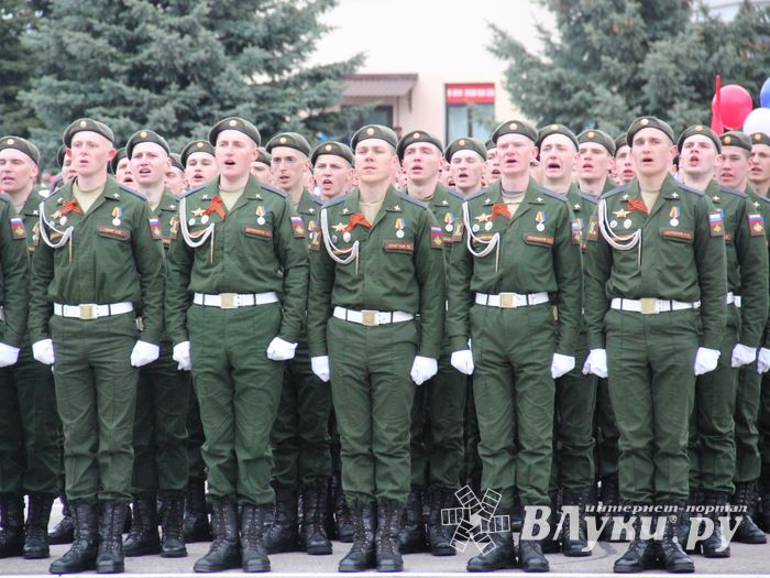 В Великих Луках прошел Парад Победы (ФОТО)