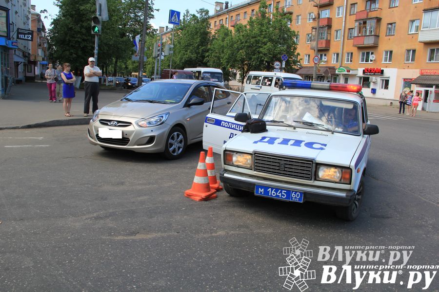 В Великих Луках подросток попал под машину