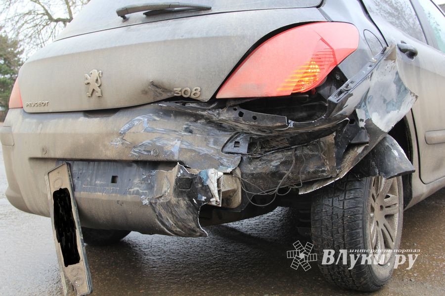 Фотофакт: ​В Великих Луках столкнулись Пежо и такси 