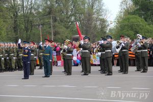 Парад Победы в Великих Луках (фото)