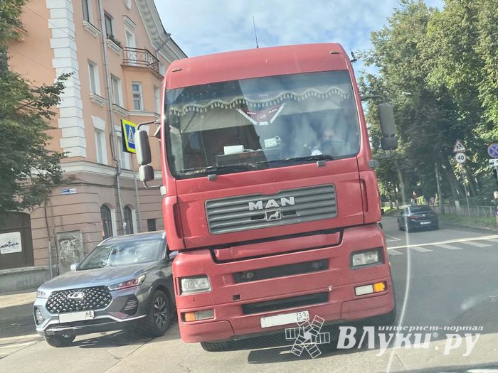 Ещё одно ДТП в Великих Луках заблокировало центр города (ФОТО)