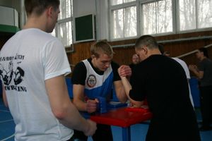 В соревнованиях по армрестлингу победили дети