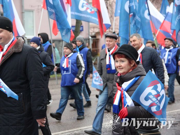 В Великих Луках прошло праздничное шествие (ФОТО)