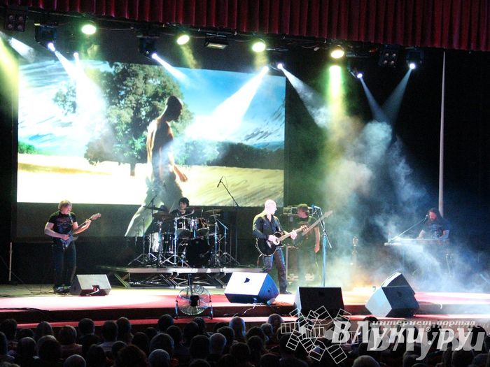 В Великих Луках состоялся концерт Дениса Майданова