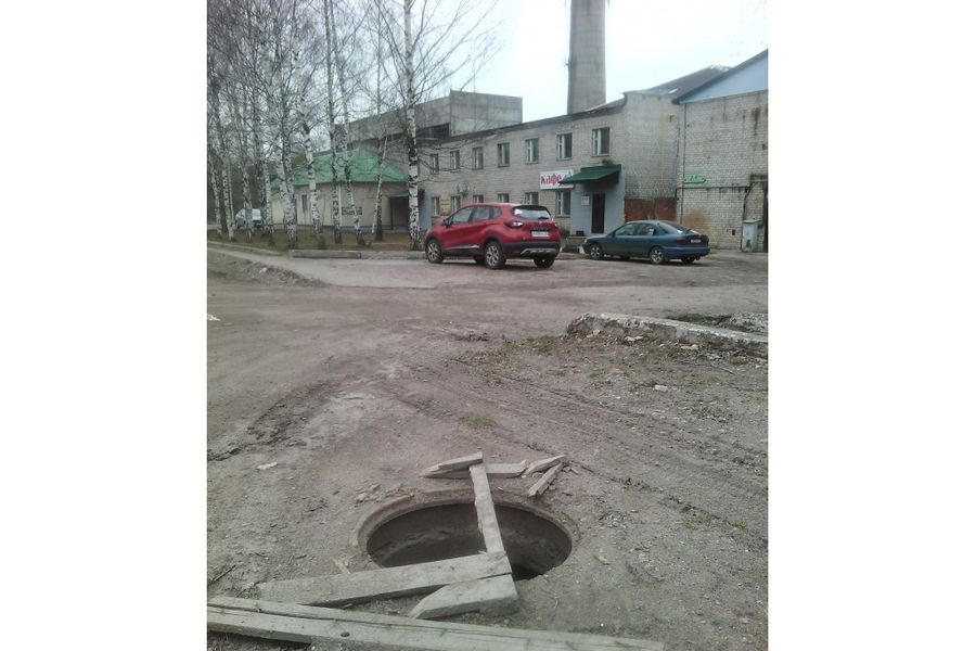 Великолучане просят губернатора помочь закрыть люки (ФОТО)