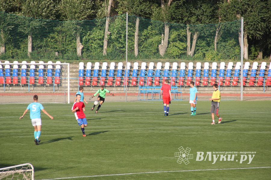 В минувшие выходные великолучане сыграли в футбол (фото)