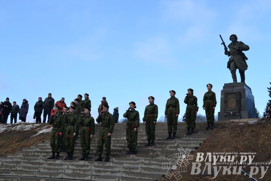 День защитника отечества в Великих Луках отметили памятным митингом и салютом