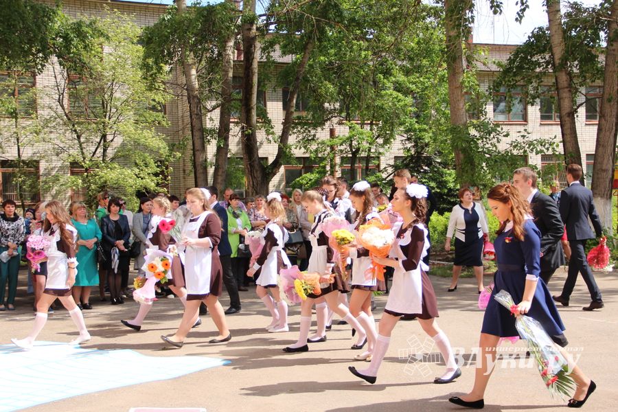 В Великих Луках прозвенели «последние» звонки (ФОТО)