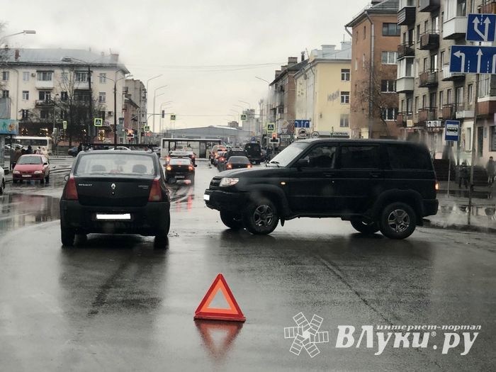 Сразу две аварии затрудняют движение транспорта в Великих Луках (ФОТО)