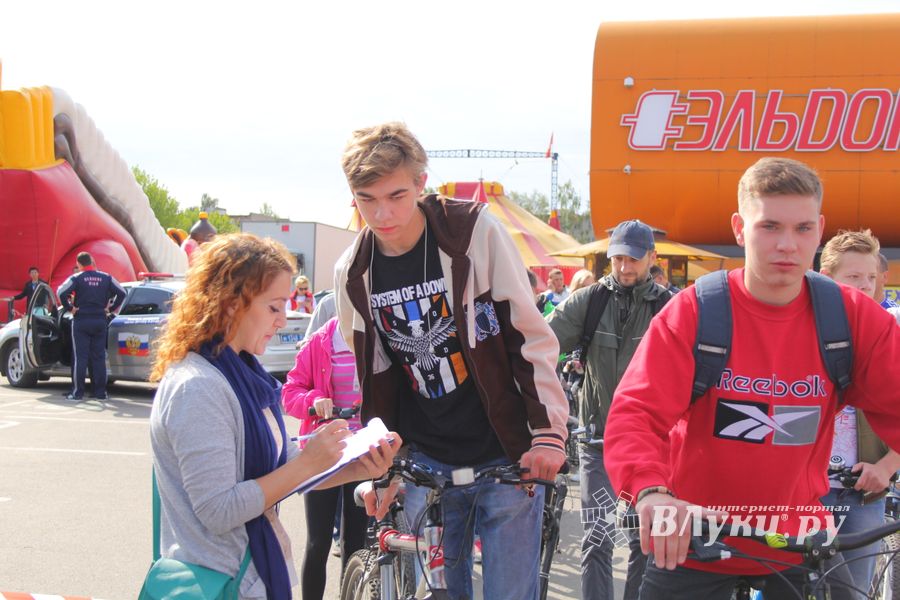 В Великих Луках прошёл Велопарад (ФОТО)