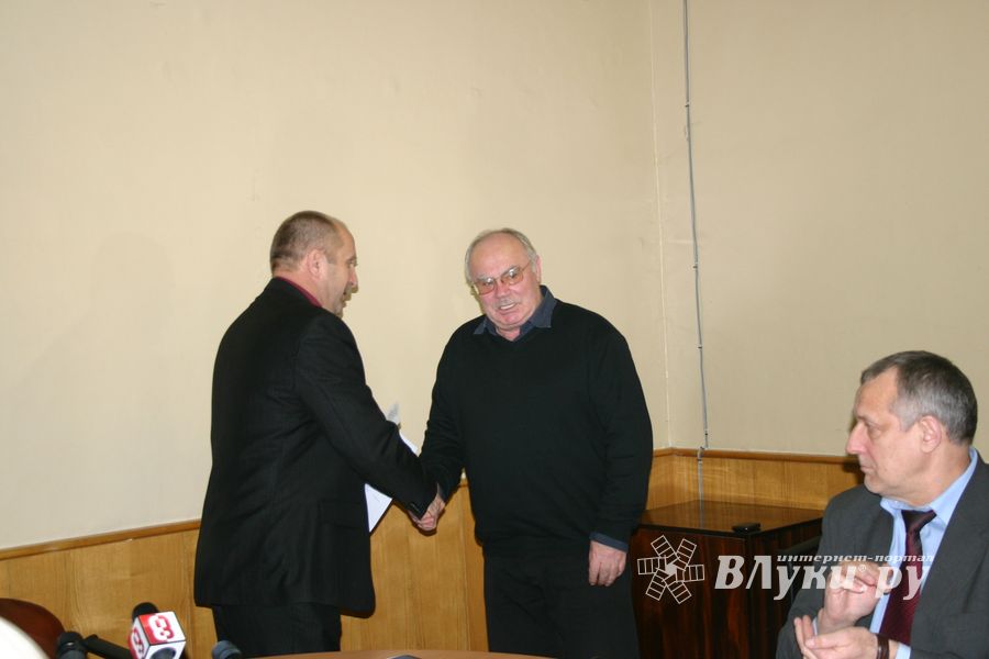 Удостоверение вручается Б.Каракаеву