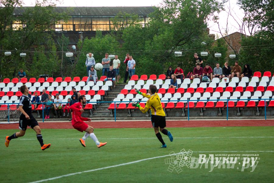 Матчи по футболу в рамках Первенства России проходят в Великих Луках (фото)