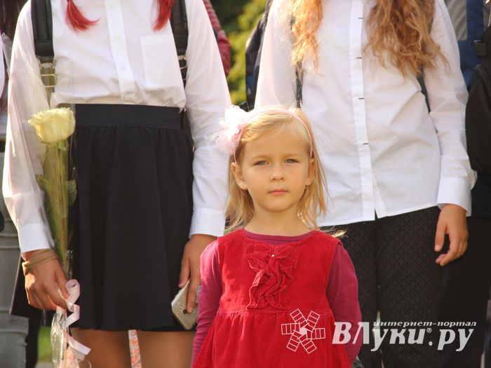 1 сентября в школах Великих Лук прошли Торжественные линейки (ФОТО)