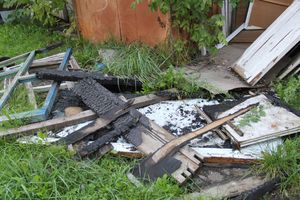 Фотофакт: Горелые сараи в центре Великих Лук превращаются в свалку (фото)